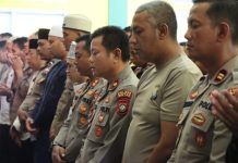 read news- Seuntai Doa untuk Korban Gempa Cianjur dari Bintan Kapolres Bintan AKBP Tidar Wulung Dahono (deret depan , nomor empat dari kanan), mengikuti sholat gaib dan doa bersama yang berlangsung usai salat Jumat di Mesjid Darul Mutaqqin Polres Bintan, Jumat (2/12/2022). Salat gaib dipimpin oleh Ustad Farhan dan diikuti Pejabat Utama dan seluruh personel serta Siswa Diktukba SPN Polda Kepri yang beragama Islam. (Foto : Dwi Susilo - batamtv.com)