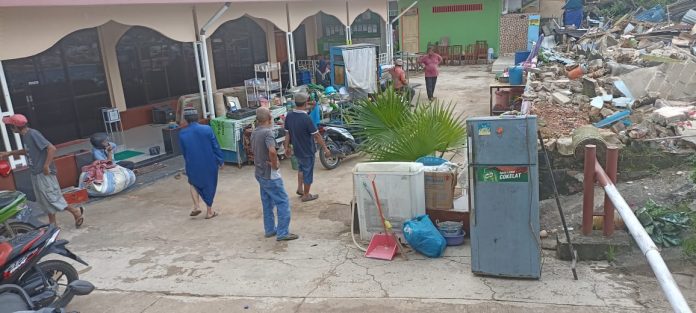 Seperti inilah suasana pembongkaran bangunan liar di row jalan Gajah Mada Sekupang Kota Batam. Penertiban yang dilakukan pada Jumat (02/12) itu di bawah pengamanan dari aparat Kepolisian Sektor Sekupang. (Foto : Muhammad Amin - batamtv.com)