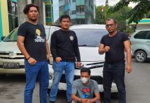 read news – Larikan Uang dan Kabur ke Pekan Baru, Pemuda ini Ditangkap Polisi Inilah pria berinisial DM (terduduk), tersangka pencurian yang sempat kabur usai berhasil membawa kabur uang milik korban yang disimpan dalam laci kasir toko sebesar Rp 40 juta, pada Senin (28/11/2022). DM ditahan di Polske Sagulung. Kapolsek Sagulung Iptu Nyoman Ananta Mahendra mengatakan, DM yang sempat kabur ke Kampar Rrropinsi Riau, akhirnya ditangkap anggota Reskrim Polsek Sagulung yang berkoordinasi dengan kepolisian di Pekanbaru. (Foto: Abyaqsa RA - batamtv.com)