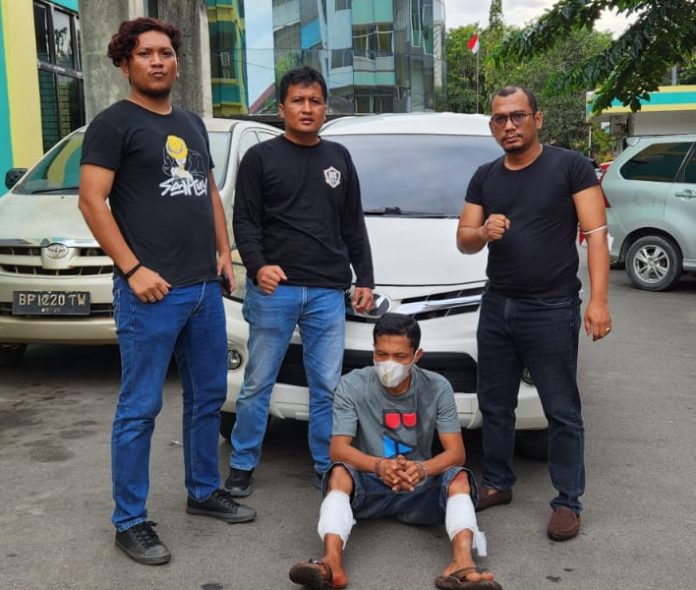 Inilah pria berinisial DM (terduduk), tersangka pencurian yang sempat kabur usai berhasil membawa kabur uang milik korban yang disimpan dalam laci kasir toko sebesar Rp 40 juta, pada Senin (28/11/2022). DM ditahan di Polske Sagulung. Kapolsek Sagulung Iptu Nyoman Ananta Mahendra mengatakan, DM yang sempat kabur  ke Kampar Rrropinsi Riau, akhirnya ditangkap anggota Reskrim Polsek Sagulung yang berkoordinasi dengan kepolisian di Pekanbaru. (Foto: Abyaqsa RA - batamtv.com)