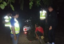 read news -Asyik Minum Miras dan Nongkrong Tengah Malam, Sekelompok Pemuda Disuruh Pulang Kapolsek Bengkong, Iptu Mardalis memimpin operasi Cipta Kondisi , Sabtu (3/12/2022) malam di Bengkong, saat mendatangi sekelompok pemuda yang tengah nongkrong tak kenal waktu. Iptu Mardalis menuturkan tindakan kriminal di tengah masyarakat bisanya banyak dipicu hal sepele. (Foto : Muhammad Amin - batamtv.com)