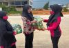 read news – Ramai-ramai Panen Sayur Hidroponik di Kebun Pekarangan Lestari Bengkong Ketua Bhayangkari Ranting Bengkong Cabang Kota Barelang Novita Mardalis (kanan) bersama wakilnya Sumarni Djulmi Aswirman saat menyerahkan sayur hasil panen perdana di kebun sawi berjenis pakcoy atau bokcoy (sawi sendok) dilahan yang diberi nama P2L , Minggu (4/12/2022). Pekarangan Pangan Lestari (P2L) merupakan lahan pekarangan di belakang Mapolsek Bengkong yang dahulunya dijadikan sebagai tempat menyimpan barang bukti (BB) sepeda motor, kini disulap menjadi kebun sayur dan buah yang produktif sebagai wujud pemanfaatan lahan dalam mendukung ketahanan pangan nasional selama masa pandemi. (Foto : Abyaqsa RA - batamtv.com)