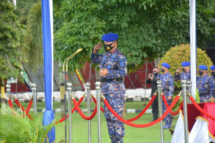 Kapolda Kepri Irjen Pol. Dr. Aris Budiman,M.Si saat menjadi Inspektur Upacara  HUT Polairud ke 72 di Lapangan Upacara Mapolda Kepri , Senin (05/12/2022). Aris Budiman menyebut tugas Polairud semakin kompleks yakni deteksi dini, preventif dan preemtif hingga penegakkan hukum diwilayah perairan seluruh Indonesia. Dia juga menekankan terus digalakkannya patroli perbatasan, ilegal fishing, patroli di Selat Malaka. (Foto : Muhammad Amin - batamtv.com )
