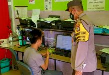 read news – Dampak Negatif Warnet, Polsek Sekupang Berikan Pembinaan Terhadap Pemilik Warnet Bhabinkamtibmas Polsek Sei Harapan Aipda Syefriadi saat gelaran operasi yang digelar Kepolisian Sektor Sekupang memberikan pembinaan dan penyuluhan kepada pemilik Warnet di Kelurahan Sei Harapan Kecamatan Sekupang Kota Batam, Senin (05/12). Tujuannya yaitu dalam rangka peduli generasi muda. (Foto : Muhammad Amin - batamtv.com)