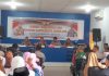 read news – Mayoritas Warga Bengkong Keluhkan Curanmor dan Kenakalan Remaja Kapolresta Barelang, Kombespol Nugroho Tri Nuryanto (kedua dari kiri) saat berdialog dengan warga di Kantor Camat Bengkong, Selasa (6/12/2022). Sederet masalah disampaikan warga yang mengadukan permasalahan yang dihadapi dan menyampaikan curhat keluhan yang dirasakan warga secara langsung. (Foto : Muhammad Amin - batamtv.com)