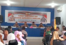 read news – Mayoritas Warga Bengkong Keluhkan Curanmor dan Kenakalan Remaja Kapolresta Barelang, Kombespol Nugroho Tri Nuryanto (kedua dari kiri) saat berdialog dengan warga di Kantor Camat Bengkong, Selasa (6/12/2022). Sederet masalah disampaikan warga yang mengadukan permasalahan yang dihadapi dan menyampaikan curhat keluhan yang dirasakan warga secara langsung. (Foto : Muhammad Amin - batamtv.com)