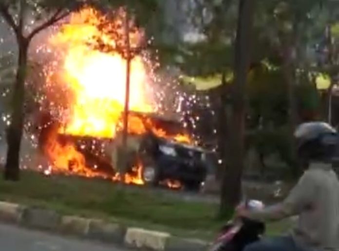 Inilah kondisi mobil pick up  bernomor polisi BP 8059 Y yang terbakar di  jalan raya dari arah Simpang Hotel Kaliban menuju Graha Kepri, Sealasa (6/12/2022) sore. Kebakaran itu sempat memacetkan arus lalu lintas di kedua jalur. Karena takut, warga mulai menjauh dari lokasi mobil terbakar tersebut. (Foto : Abyaqsa RA - batamtv.com)