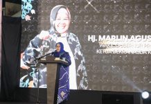 read news – Tiap Kota Miliki Ciri Khas Batik Tersendiri, Marlin Nilai Perlu ada Kolaborasi dan Kerjasama Ketua Dekranasda Kota Batam, Marlin Agustina Rudi saat hadir di Batam Batik Fashion Week yang digelar di Kota Tanjungpinang, Selasa (6/12/2022) malam. Marlin menegaskan Batam memliki batik dengan ciri khas tersendiri, begitu juga dengan Tanjungpinang maupaun daerah lainnya di Kepri seperti Tanjung Balai Karimun maupun Lingga, yang perlu dikolaborasi dan dikerjasamakan. (Foto : Dwi Susilo - batamtv.com)