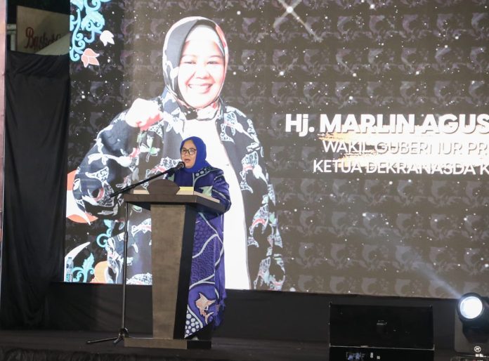 Ketua Dekranasda Kota Batam, Marlin Agustina Rudi saat hadir di Batam Batik Fashion Week yang digelar  di Kota Tanjungpinang,  Selasa (6/12/2022) malam. Marlin menegaskan Batam memliki batik dengan ciri khas tersendiri, begitu juga dengan Tanjungpinang maupaun daerah lainnya di Kepri seperti Tanjung Balai Karimun maupun Lingga, yang perlu dikolaborasi dan dikerjasamakan. (Foto : Dwi Susilo - batamtv.com)