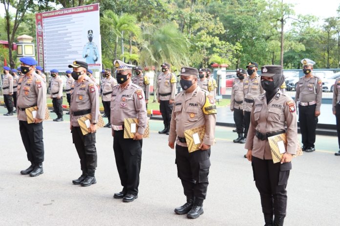 Penilaian selama bulan November, memunculkan Polsek Seibeduk dibawah kepemimpinan AKP Bety Novia (paling kanan) sebagai Polsek Terbaik. Selain AKP Betty  ada sejumlah personil yang mendapatkan penghargaan atas prestasi yang diraihnya,  Rabu (07/12/2022). (Foto : Abyaqsa RA - batamtv.com)