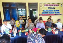 read news – Nelayan dan Pengelola Wisata Alam Diimbau Waspadai Potensi Cuaca Buruk di Bintan Kapolsek Gunung Kijang Iptu Sugiono saat tatap muka dengan Camat Gunung Kijang, dalam acara Curhat Warga Rabu (7/12/2022) di Gunung Kijang. Iptu Sugiono (tengah berseragam polisi) mengatakan situasi memasuki musim cuaca ekstrim pengelola tempat Wisata serta masyarakat nelayan dalam rangka harus mewaspadai cuac a buruk demi keselamatan. (Foto : Dwi Susilo - batamtv.com)