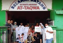 read news – HIPMI Peduli Bagi Sembako ke Yayasan Panti Asuhan dan Rumah Yatim di Batam Pengurus Panti Asuhan At Taqwa yang menerima bantuan dalam program baksos yang ditaja Pengurus Badan Pengurus Daerah (BPD) Himpunan Pengusaha Muda Indonesia (HIPMI) Provinsi Kepulauan Riau., Jumat (09/12/2022) (Foto Abyaqsa Ramadhan - batamtv.com)