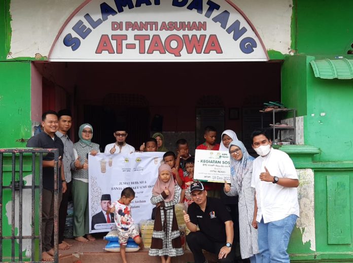 Pengurus Panti Asuhan At Taqwa yang menerima bantuan dalam program baksos yang ditaja Pengurus Badan Pengurus Daerah (BPD) Himpunan Pengusaha Muda Indonesia (HIPMI) Provinsi Kepulauan Riau., Jumat (09/12/2022) (Foto Abyaqsa Ramadhan - batamtv.com)