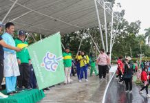 read news – Ribuan Warga Batam Ikuti Jalan Santai Hari Amal Bhakti Kemenag Walikota Batam, HM Rudi (memegang bendera start hijau) saat melepas ribuan warga Batam yang mengikuti jalan santai toleransi 2022, yang bertepatan dengan Hari Amal Bhakti Kementerian Agama ke-77, Sabtu (10/12/2022). Muhammad Rudi bersama Kepala Kantor Kementerian Agama Kota Batam, Zulkarnain Umar melepas langsung para masyarakat Batam yang mengikuti jalan santai toleransi 2022 tersebut. (Foto : Abyaqsa Ramadhan - batamtv.com)