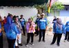 read news – Puluhan Warga Kelurahan Bukit Cermin Tanjungpinang Ikut Senam dan Jalan Santai Wali Kota Tanjungpinang Rahma S.IP MM (menggendong bayi) mengikuti rangkaian kegiatan yang dilaksanakan di jalan Karya, Kelurahan Bukit Cermin, Ahad )11/12/2022). Dengan kegiatan kampung Germas hidup sehat, dapat menciptakan budaya hidup sehat di masyarakat kita. Dia berharap warga semakin peduli dengan kesehatannya dengan rajin berolah raga termasuk menjaga kebersihan lingkungan yang menunjukkan tingginya kesadaran akan kesehatan. (Foto : Dwi Susilo - batamtv.com)