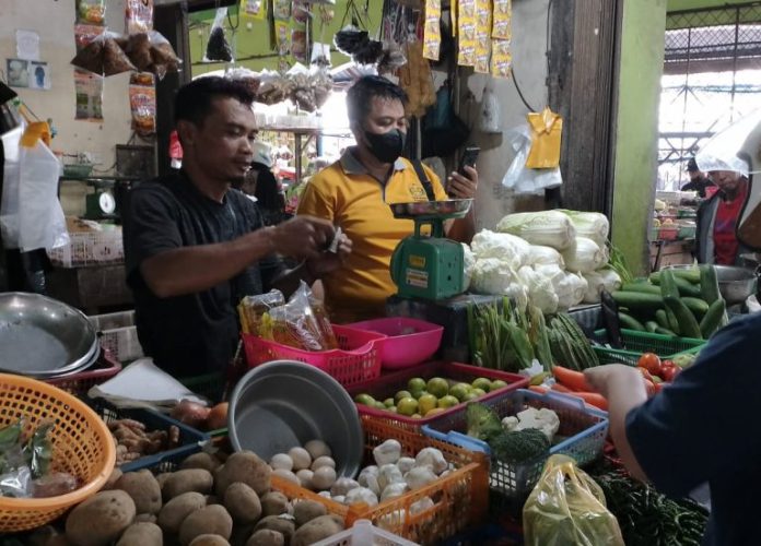 Pedagang di Pasar Tradisional Barek Motor Kijang Kecamatan Bintan Timur Anto,, kiri) berharap berharap agar harga tidak megalami kenaikan., Sabtu (10/12/2022). Karena hal ini bisa mempengaruhi daya beli masyarakat.. Kalau harga naik, daya beli masyarakat menjadi berkurang, pembeli bisa terancam merugi,. (Foto Dwi Susilo - batamtv.com)