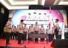 read news – Amsakar Achmad Buka Kursus Orientasi Majelis Pembimbing Gugus Depan Tingkat Cabang Wakil Walikota Batam , Amsakar Achmad (kedua dari kiri) saat membuka Kursus Orientasi Majelis Pembimbing Gugus Depan Tingkat Cabang Tahun 2022 di Ballroom Swissbel Hotel Harbourbay Batam, Minggu (11/12/2022). Amsakar Achmad mendorong agar para kepala sekolah terus mendorong pertumbuhan organisasi Pramuka di lingkungan sekolah masing-masing. (Foto : Muhammad Amin - batamtv.com)