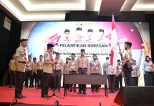 read news – Amsakar Achmad Buka Kursus Orientasi Majelis Pembimbing Gugus Depan Tingkat Cabang Wakil Walikota Batam , Amsakar Achmad (kedua dari kiri) saat membuka Kursus Orientasi Majelis Pembimbing Gugus Depan Tingkat Cabang Tahun 2022 di Ballroom Swissbel Hotel Harbourbay Batam, Minggu (11/12/2022). Amsakar Achmad mendorong agar para kepala sekolah terus mendorong pertumbuhan organisasi Pramuka di lingkungan sekolah masing-masing. (Foto : Muhammad Amin - batamtv.com)