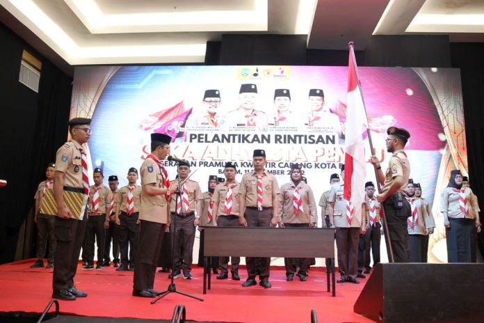 Wakil Walikota Batam , Amsakar Achmad (kedua dari kiri) saat membuka  Kursus Orientasi Majelis Pembimbing Gugus Depan Tingkat Cabang Tahun 2022 di   Ballroom Swissbel Hotel Harbourbay Batam, Minggu (11/12/2022).  Amsakar Achmad mendorong agar para kepala sekolah terus mendorong pertumbuhan organisasi Pramuka di lingkungan sekolah masing-masing. (Foto : Muhammad Amin - batamtv.com)
