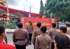 read news – Pengamanan Prosesi Pesta Jubileum 50 Tahun HKBP oleh Polsek Lubuk Baja Kapolsek Lubuk Baja Kompol Budi Hartono (di depan bertopi) memimpin apel sebelum melakukan pengamanan kegiatan pesta Jubileum 50 Tahun HKBP Kecamatan Lubuk Baja, Kota Batam, Minggu (11/12/2022). Acara digelar dari tanggal 10 s/d 11 desember 2022 di Gereja HKBP Kecamatan Lubuk Baja Kota Batam. (Foto : Abyaqsa Ramadhan - batamtv.com)