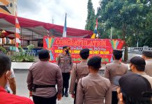 read news – Pengamanan Prosesi Pesta Jubileum 50 Tahun HKBP oleh Polsek Lubuk Baja Kapolsek Lubuk Baja Kompol Budi Hartono (di depan bertopi) memimpin apel sebelum melakukan pengamanan kegiatan pesta Jubileum 50 Tahun HKBP Kecamatan Lubuk Baja, Kota Batam, Minggu (11/12/2022). Acara digelar dari tanggal 10 s/d 11 desember 2022 di Gereja HKBP Kecamatan Lubuk Baja Kota Batam. (Foto : Abyaqsa Ramadhan - batamtv.com)