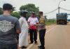 read news – Warga dan Perusahaan di Sekupang Bermediasi terkait Penyetopan Dumptruck Bhabinkamtibmas (seragam polisi) Sei Harapan Polsek Sekupang Aipda Syefriadi, saat berada di lokasi dan mengajak warga dan pihak perusahaan untuk bermediasi di Polsek Sekupang . Hasilnya, pihak pemilik lahan yang diwakili Ngatimin dan warga sudah dilakukan mediasi oleh Bhabinkamtibmas Sei Harapan Aipda Syefriadi dan pihak perusahaan berjanji akan segera membersihkan jalan. (Foto : Muhammad Amin - batamtv.com)