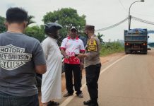read news – Warga dan Perusahaan di Sekupang Bermediasi terkait Penyetopan Dumptruck Bhabinkamtibmas (seragam polisi) Sei Harapan Polsek Sekupang Aipda Syefriadi, saat berada di lokasi dan mengajak warga dan pihak perusahaan untuk bermediasi di Polsek Sekupang . Hasilnya, pihak pemilik lahan yang diwakili Ngatimin dan warga sudah dilakukan mediasi oleh Bhabinkamtibmas Sei Harapan Aipda Syefriadi dan pihak perusahaan berjanji akan segera membersihkan jalan. (Foto : Muhammad Amin - batamtv.com)