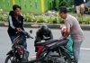 read news – Pemotor Berjatuhan di Jalan Raya Gegara Cairan Minyak Seorang pengendara sepeda motor bernama Edwin (helm hitam) terjatuh akibat tumpahan minyak di Jalan DI Panjaitan KM 7 Tanjungpinang , Kepri , Selasa (13/12/2022). Korban menyebut, selain dirinya, korban lain terjatuh di sana lebih dari satu orang. Korban mengatakan tidak mengetahui pasti cairan apa, namun dari bentuknya seperti oli atau solar warnanya hitam. (Foto : Dwi Susilo - batamtv.com)