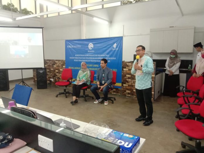 Kepala Dinas Komunikasi dan Informatika  Kota Batam Azril Apriansyah (berdiri pegang mix) saat pembukaan Bootcamp Luring Bidang Animasi dan Game yang digelar di Nongsa Digital Park, selama lima hari dari Senin (12/12) hingga Jumat (16/12) mendatang. Kegiatan ini dihadiri oleh total 50 orang peserta terpilih melalui seleksi yang ketat.. (Foto : Abyaqsa Ramadhan - batamtv.com)