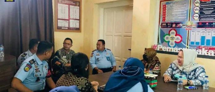 Kunjungan yang dilakukan langsung oleh Kepala Perwakilan Ombudsman Kepri Dr. Lagat Siadari S.E , M H (berkacamata) yang disambut langsung oleh Kepala Rutan Eri Erawan beserta jajaran. Lagat juga meninjau blok hunian WBP serta dapur, ruang kunjungan, dan Poliklinik Rutan. Kunjungan yang dilakukannya merupakan pemantauan dan pengawasan terhadap fasilitas pelayanan publik di Rutan. (Foto : Dwi Susilo - batamtv.com)