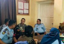 read news – Ombudsman Kepri Gelar Sidak ke Rumah Tahanan Negara Kelas 1 Tanjungpinang Kunjungan yang dilakukan langsung oleh Kepala Perwakilan Ombudsman Kepri Dr. Lagat Siadari S.E , M H (berkacamata) yang disambut langsung oleh Kepala Rutan Eri Erawan beserta jajaran. Lagat juga meninjau blok hunian WBP serta dapur, ruang kunjungan, dan Poliklinik Rutan. Kunjungan yang dilakukannya merupakan pemantauan dan pengawasan terhadap fasilitas pelayanan publik di Rutan. (Foto : Dwi Susilo - batamtv.com)
