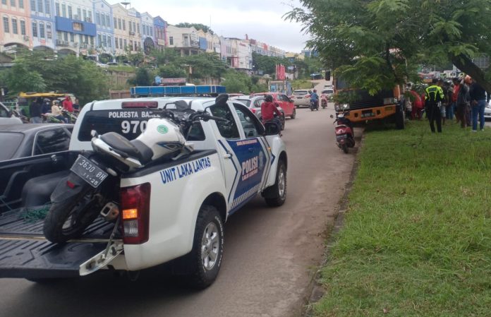 Di jalan raya Sei Panas inilah sebanyak lima kendaraan bermotor terlibat kecelakaan di Rabu (14/12/2022). Namun meskipun salah satu kendaraan dalam kondisi rusak parah akibat terseret ban mobil, namun tidak ada korban jiwa dalam insiden tersebut. (Foto : Abyaqsa Ramadhan - batamtv.com) Di jalan raya Sei Panas inilah sebanyak lima kendaraan bermotor terlibat kecelakaan di Rabu (14/12/2022). Namun meskipun salah satu kendaraan dalam kondisi rusak parah akibat terseret ban mobil, namun tidak ada korban jiwa dalam insiden tersebut. (Foto : Abyaqsa Ramadhan - batamtv.com)