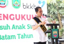 read news – Amsakar Achmad Sebut Stunting di Batam Menurun Wakil Wali Kota Batam, Amsakar Achmad saat hadir dalam pengukuhan Bapak Asuh Stunting tingkat Kota Batam di Kodim 0316 Batam, Kamis (15/12) pagi.menyebutkan, atensi semua pihak sangat luar biasa perihal penanganan stunting yang saat ini menurun . Adanya MoU perguruan tinggi di Batam dan pembentukan kelurahan bebas stunting menjadi hal yang cukup berpengaruh. (Foto : Muhammad Amin - batamtv.com)