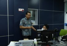 read news – Sepeti Ini Pelayanan Paspor di Imigrasi saat Natal dan Tahun Baru 2023 Kepala Seksi Dokumen Perjalanan Kantor Imigrasi Kelas 1 Khusus Batam, Doni Purwoko Hadi Sandra Dewa (berdiri) saat memberi penjelasan kepada staf pelayanan pembiatan paspor, Jumat (16/12/2022). Imigrasi Kelas 1 Khusus Batam, saat ini telah menaikkan kuota pembuatan paspor menjelang akhir tahun. Mereka selalu disibukkan dengan pengurusan paspor bagi warga yang hendak berlibur ke luar negeri . (Foto : Muhammad Amin - batamtv.com)
