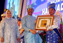read news – Inilah 13 Tokoh di Batam yang Mendapat Anugerah Batam Madani HJB ke-193 Walikota Batam, HM Rudi (tengah) saat memberikan penghargaan kepada salah satu tokoh di Batam . Adapun para penerima Anugerah Batam Madani 2022 yakni sebanyak 13 tokoh. Mulai dari tokoh kebudayaan, tokoh perencanaan kota, tokoh agama, tokoh pengusaha, tokoh olahraga, tokoh perempuan dan juga tokoh UKM. (Foto : Muhammad Amin - batamtv.com)