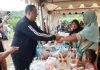 read news – Kangen Makanan Tradisional, Warga Tembesi Pondok Tani Gelar Bazar Kuliner Warga di Tembesi Sidomulyo menggelar acara berbentuk bazar berlangsung selama dua hari yaitu, Sabtu dan Minggu (17 - 18 Desember 2022) di lapangan Pondok Tani Tembesi .Ketua Panitia Sukasno (kiri) mengatakan Kuliner khas Jawa beraneka ragam bentuknya akan menjadi daya tarik tersendiri bagi pecinta kuliner, apalagi jika kuliner tersebut menyajikan resep legendaris dari daerah Jawa yang sulit ditemui khususnya di wilayah kota Batam, Provinsi Kepulauan Riau. (Foto : Abyaqsa Ramadhan - batamtv.com)