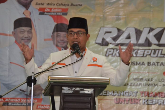 Ketua DPW PKS Kepri Bahktiar M Rum kegiatan ini merupakan bentuk komitmen PKS terhadap agenda-agenda keagamaan keulamaan. Bahtiar berharap saat melepas Sirojudin yang menang dalam seleksi Jumat (9/12/2022), Sirojudin bisa memberikan hasil terbaik. (Foto : Muhammad Amin - batamtv.com_) 