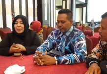read news – Persiapan Singapura Hadapi Lawan-lawan di Walikota Batam Open Turnamen Pencak Silat President Asian Pencak Silat Federation (APSIF) Singapore, Datu Seri Dr Sheik Alau'ddin Yacoob Marican (kemeja hiru hitam) saat memberikan keterangan pers dalam gala dinner tadi malam. Datu Yacoob mengatakan atlet perwakilan dari Singapura ada sebanyak 34 orang. Timnya sudah siap mengikuti pertandingan kategori Walikota Batam Open Turnamen Pencak Silat diantaranya, Laga atau Tanding, Seni Tunggal, Festival dan juga Silat Fashion Week. (Foto Abyaqsa Ramadhan - batamtv.com)