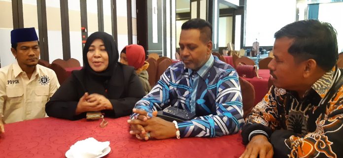 President Asian Pencak Silat Federation (APSIF) Singapore, Datu Seri Dr Sheik Alau'ddin Yacoob Marican (kemeja hiru hitam)  saat memberikan keterangan pers dalam gala dinner tadi malam.  Datu Yacoob mengatakan atlet perwakilan dari Singapura ada sebanyak 34 orang.  Timnya sudah siap mengikuti pertandingan kategori Walikota Batam Open Turnamen Pencak Silat diantaranya, Laga atau Tanding, Seni Tunggal, Festival dan juga Silat Fashion Week. (Foto Abyaqsa Ramadhan - batamtv.com)
