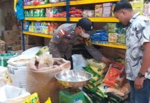 read news – Polisi Ingatkan Pedagang untuk Tidak Naikkan Harga di Nataru Bhabinkantibmas Kelurahan Batu Selicin Polsek Lubuk Baja, Aipda Doni Admiral melaksanakan pengecekan dan monitoring harga bahan pokok sembako di Komplek Pasar Penuin, Selasa (20/12/2022). Dia mengatakan hasil pendataan atau monitoring bahan pokok sembako menjelang Nataru 2023 yakni beras semua naik sedikit Rp 5000 tergantung merek/kualitas beras. (Foto : Abyaqsa Ramadhan - batamtv.com)