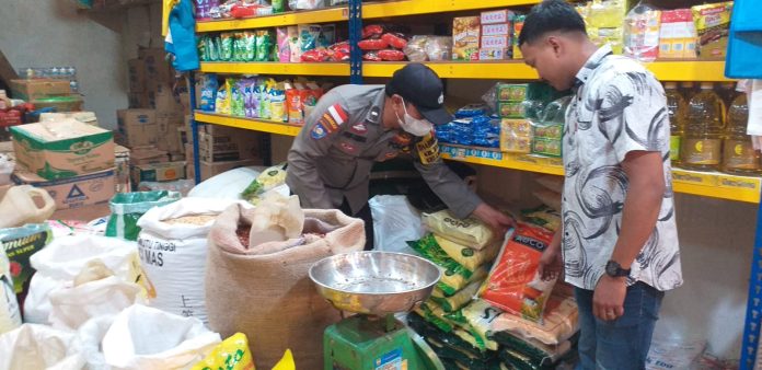 Bhabinkantibmas Kelurahan Batu Selicin Polsek Lubuk Baja, Aipda Doni Admiral melaksanakan pengecekan dan monitoring harga bahan pokok sembako di Komplek Pasar Penuin, Selasa (20/12/2022). Dia mengatakan hasil pendataan atau monitoring bahan pokok sembako menjelang Nataru 2023 yakni beras semua naik  sedikit Rp 5000 tergantung merek/kualitas beras. (Foto : Abyaqsa Ramadhan - batamtv.com)