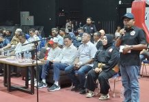 read news – Walikota Batam Open Turnamen Pencak Silat Resmi Dimulai Ketua Umum Ikatan Pencak Silat Indonesia (IPSI) Batam, Hendrik (kanan) saat memberi sambutandalam Walikota Batam Open Pencak Silat di Hi - Test Arena, Selasa (20/12/2022). Dia menyambut baik dilaksanakannya maksud dan tujuan dari dilaksanakannya kegiatan ini adalah untuk menjalin tali silaturahmi antar seluruh peserta baik dari dalam negeri maupun peserta yang berasal dari luar negeri. (Foto : Muhammad Amin - batamtv.com)