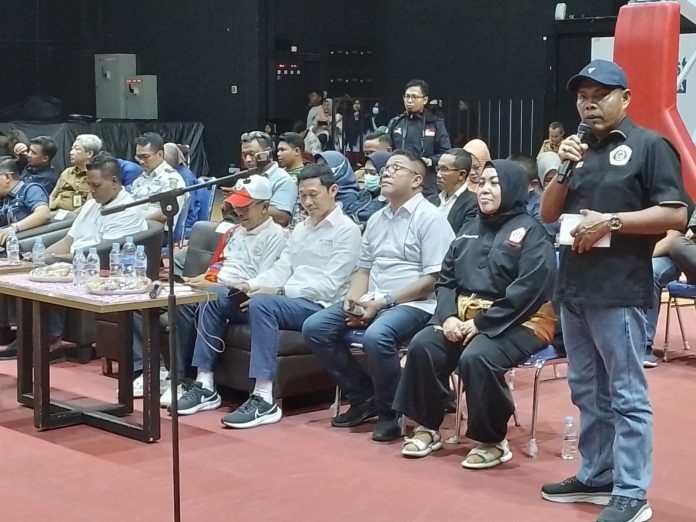 Ketua Umum Ikatan Pencak Silat Indonesia (IPSI) Batam, Hendrik (kanan) saat memberi sambutandalam Walikota Batam Open Pencak Silat di Hi - Test Arena, Selasa (20/12/2022). Dia  menyambut baik dilaksanakannya  maksud dan tujuan dari dilaksanakannya kegiatan ini adalah untuk menjalin tali silaturahmi antar seluruh peserta baik dari dalam negeri maupun peserta yang berasal dari luar negeri. (Foto : Muhammad Amin - batamtv.com)