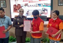 read news – 17 Surat Perintah Penghentian Penuntutan Berdasarkan Restorative Justice Dikeluarkan Kejari Batam dalam Setahun Kepala Kejaksaan Negeri Batam, Herlina Setyorini (ketiga dari kiri) menyerahkan Surat Ketetapan Penyelesaian Perkara berdasarkan Keadilan Restorative Justice terhadap tiga orang tersangka yang sedang tersangkut permasalahan hukum.pada hari Selasa (20/12/2022) kemarin. Setelah mendapat persetujuan dari Kejaksaan Agung Republik Indonesia, pihaknya menghentikan tiga perkara pidana yang saat inì sedang ditangani oleh Kejari Batam. (Foto : Muhammad Amin - batamtv.com)
