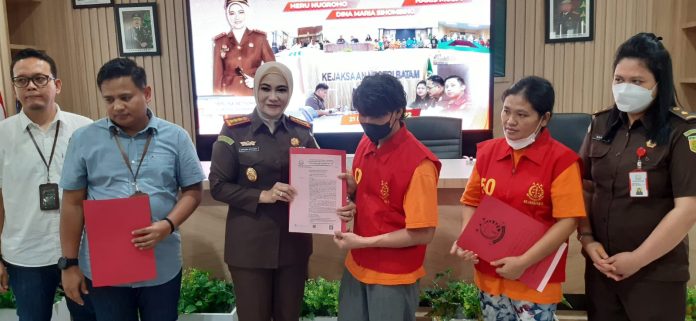 Kepala Kejaksaan Negeri Batam, Herlina Setyorini (ketiga dari kiri) menyerahkan Surat Ketetapan Penyelesaian Perkara berdasarkan Keadilan Restorative Justice terhadap tiga orang tersangka yang sedang tersangkut permasalahan hukum.pada hari Selasa (20/12/2022) kemarin. Setelah mendapat persetujuan dari Kejaksaan Agung Republik Indonesia, pihaknya menghentikan tiga perkara pidana yang saat inì sedang ditangani oleh Kejari Batam. (Foto : Muhammad Amin - batamtv.com)