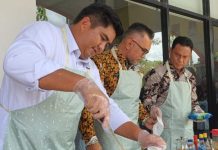 read news – Inilah Lomba Memasak Unik di Bintan Peringatan Hari Ibu ke-94 dan HUT Dharma Wanita Persatuan ke-23 di Aula Kantor Bupati Bintan, Kamis (22/12) siang diramaikan lomba meamasak. Bupati Bintan Roby Kurniawan (kiri) dan timnya yakni Kepala BPMPKB Aupa Samake. dan Kepala Dispora Bintan Hasfi Handra memasak mie goreng tekejut melawan Jendaras Karloan, Yusfreyendi dan Sumartono, tim dari insan pers dengan tema masakan mie goreng laki bersama. (Foto : Dwi Susilo - batamtv.com)