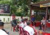 read news – Upaya Preventif Pengamanan di Pantai Sekupang saat Liburan Nataru Kapolsek Sekupang Kompol Yudha Suryawardana, (paling kanan) saat bertemu dengan pengelola tempat hiburan , Kamis (22/12) di bertempat di Pondok Bercerita Kamtibmas Polsek Sekupang. Kompol Yudha mengumpulkan pengelola tempat wisata yang ada di Kecamatan Sekupang guna memberikan himbauan dan edukasi Kamtibmas sebagai upaya memaksimalkan keamanan di tempat wisata saat libur Natal dan Tahun Baru 2023. (Foto : Muhammad Amin - batamtv.com)