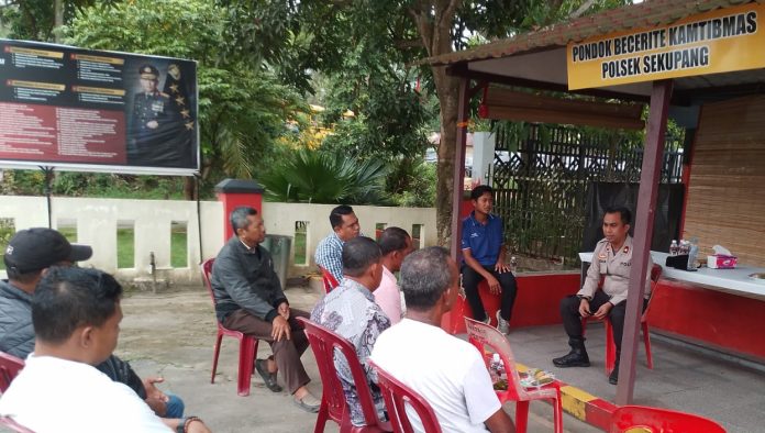 Kapolsek Sekupang Kompol Yudha Suryawardana, (paling kanan) saat bertemu dengan pengelola tempat hiburan , Kamis (22/12) di bertempat di Pondok Bercerita Kamtibmas Polsek Sekupang. Kompol Yudha mengumpulkan pengelola tempat wisata yang ada di Kecamatan Sekupang guna memberikan himbauan dan edukasi Kamtibmas sebagai upaya memaksimalkan keamanan di tempat wisata saat libur Natal dan Tahun Baru 2023. (Foto : Muhammad Amin - batamtv.com)