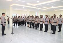 read news – Inilah Deretan Pejabat Polres Karimun yang Dimutasi Upacara pergantian pejabat di Polres Karimun dipimpin langsung oleh Kapolres Karimun AKBP Tony Pantano, S.I.K., S.H, (kiri) . Sertijab pejabat di Polres Karimun dilaksanakan di lingkungan Polres Karimun yang berlangsung Kamis (22/12/2022).Serah terima jabatan diantaranya Wakapolres, Kabag SDM, Kabag Ren, Kapolsek Kawasan Pelabuhan, Kasat Reskrim, Kasat Narkoba, Kasat Polairud, Kasat Binmas, Kapolsek Moro, serta Kapolsek Kuba. (Foto : Dwi Susilo - batamtv.com)