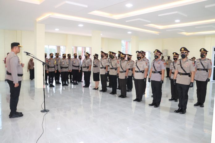 Upacara  pergantian pejabat di Polres Karimun dipimpin langsung  oleh Kapolres Karimun AKBP Tony Pantano, S.I.K., S.H, (kiri) . Sertijab pejabat di Polres Karimun dilaksanakan  di lingkungan Polres Karimun yang berlangsung Kamis (22/12/2022).Serah terima jabatan diantaranya Wakapolres, Kabag SDM, Kabag Ren, Kapolsek Kawasan Pelabuhan, Kasat Reskrim, Kasat Narkoba, Kasat Polairud, Kasat Binmas, Kapolsek Moro, serta Kapolsek Kuba. (Foto : Dwi Susilo - batamtv.com)